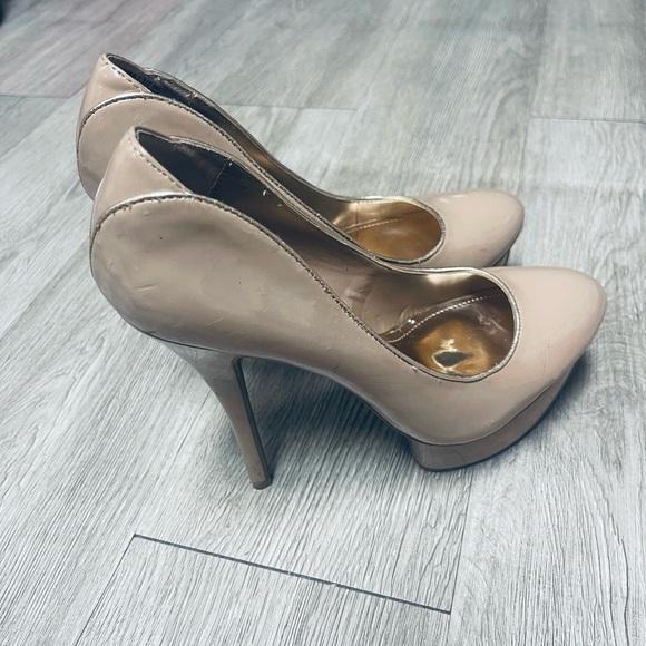 WORN- Jennifer Lopez pumps, beige color with a heel over 4 inches, size 7 1/2. - Picture 3 of 6